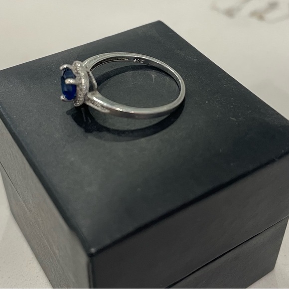 Womans Ring - Picture 3 of 4